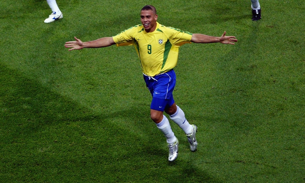 上迈出了坚 上迈出了坚